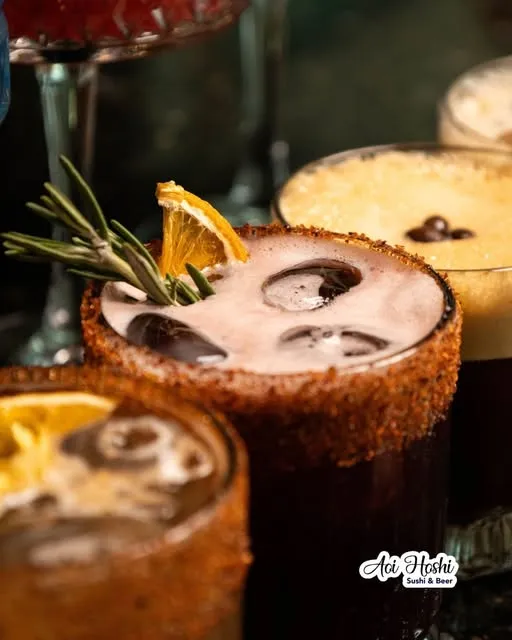 Coctel de autor con borde de sal de chile y naranja