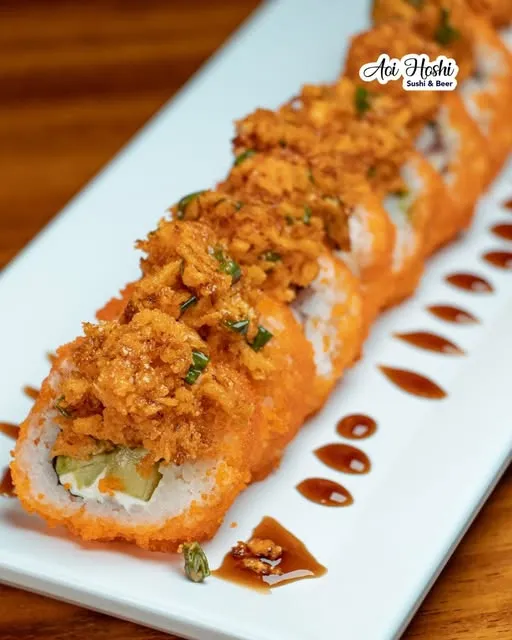Roll con topping crujiente y salsa