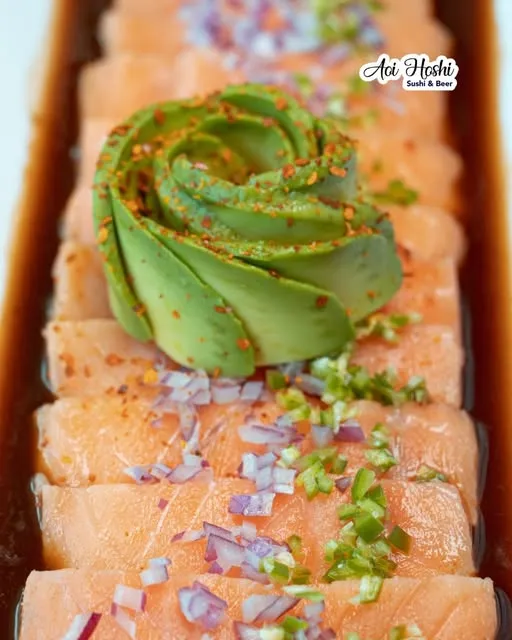 Sashimi de salmón con rosa de aguacate